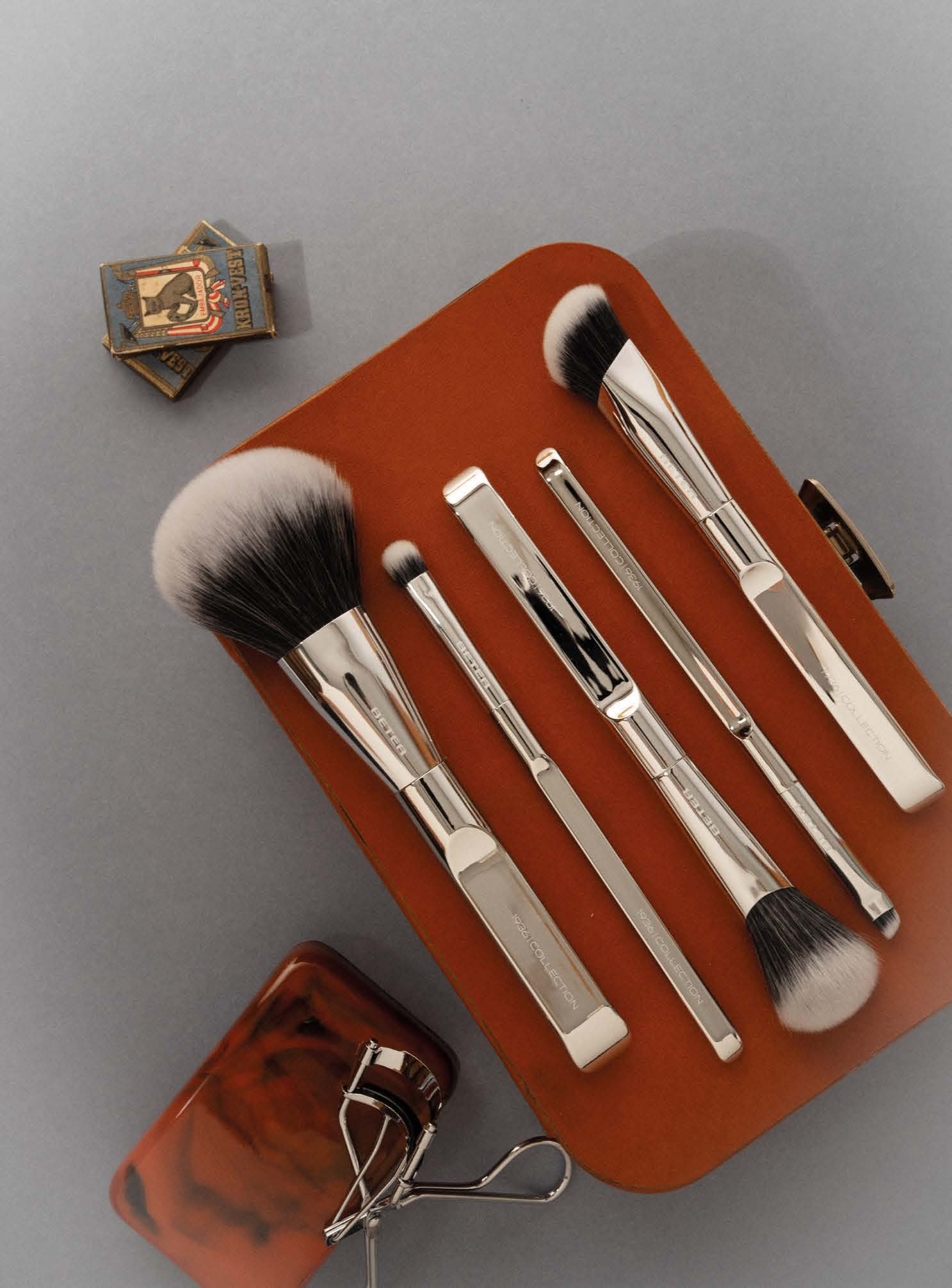 Beter The Absolute Eyes Set 1936 Collection con rizapestañas y cuatro pinceles plateados